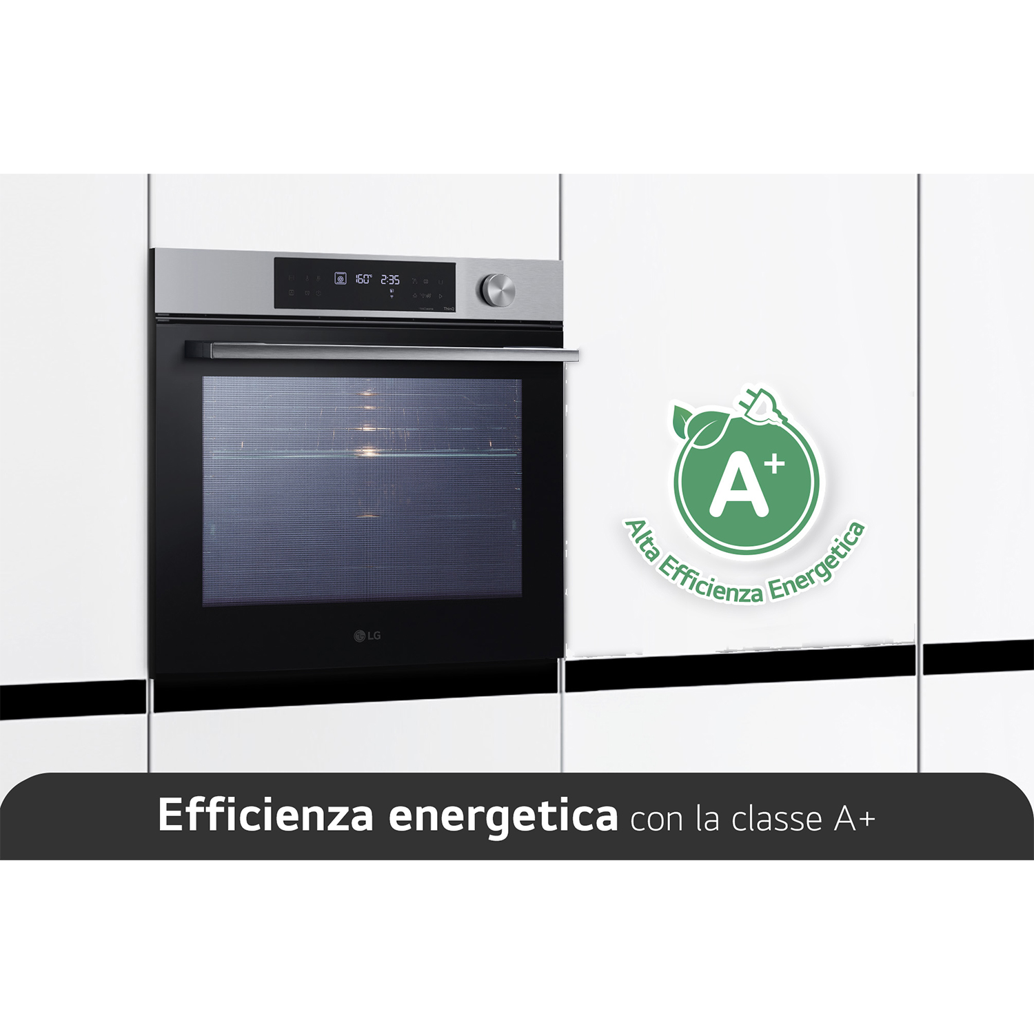 Forno ad incasso in cucina bianca. Etichetta A+ a destra.