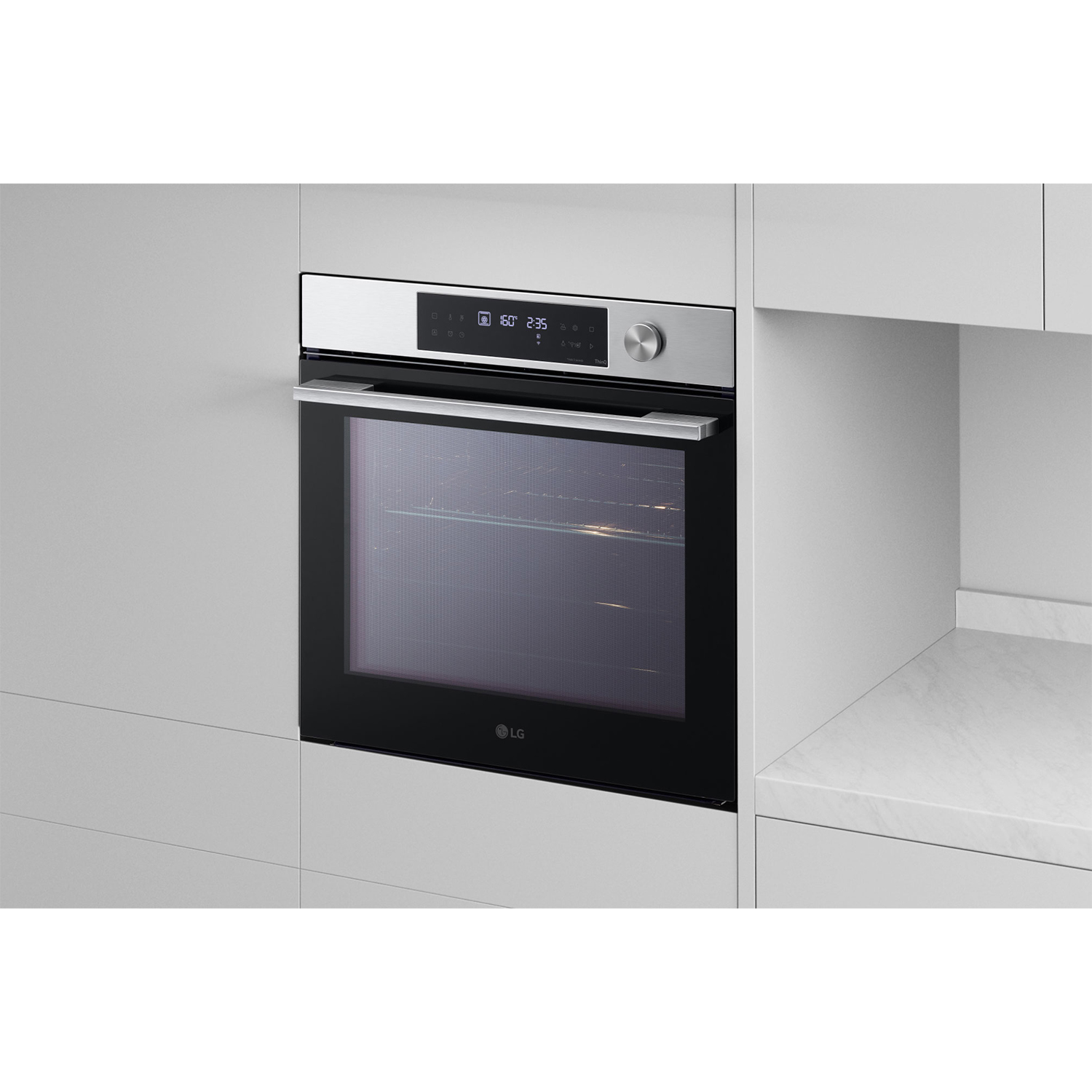 Forno a incasso con porta nera e finiture in acciaio inox. Display digitale.