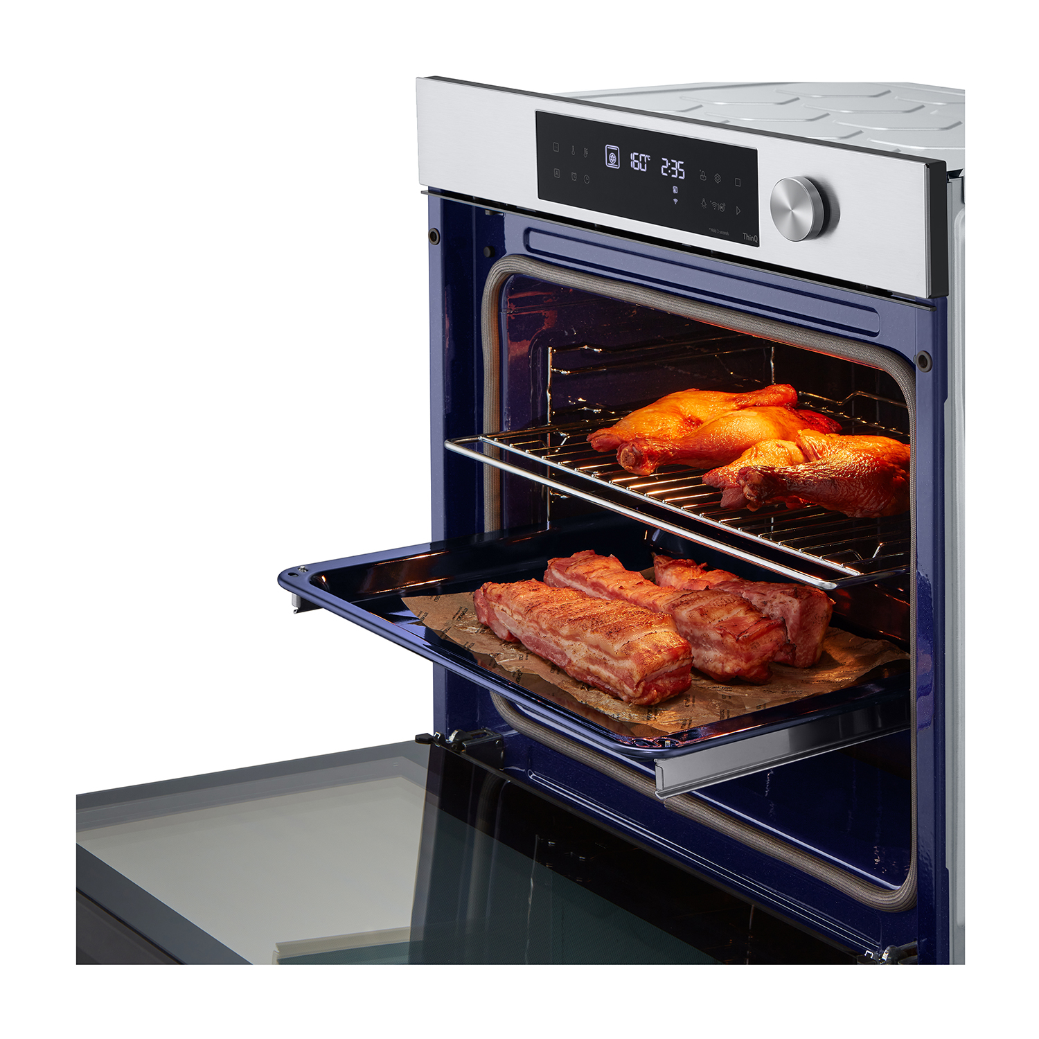 Forno aperto con cibo all'interno su una griglia e un vassoio. Porta del forno e interno visibili.
