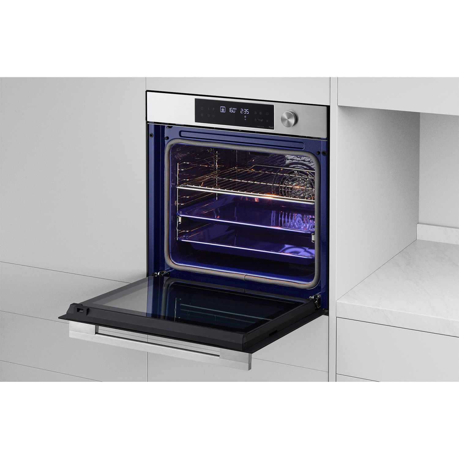 Un forno aperto con interno blu. La porta è aperta, mostrando i ripiani.
