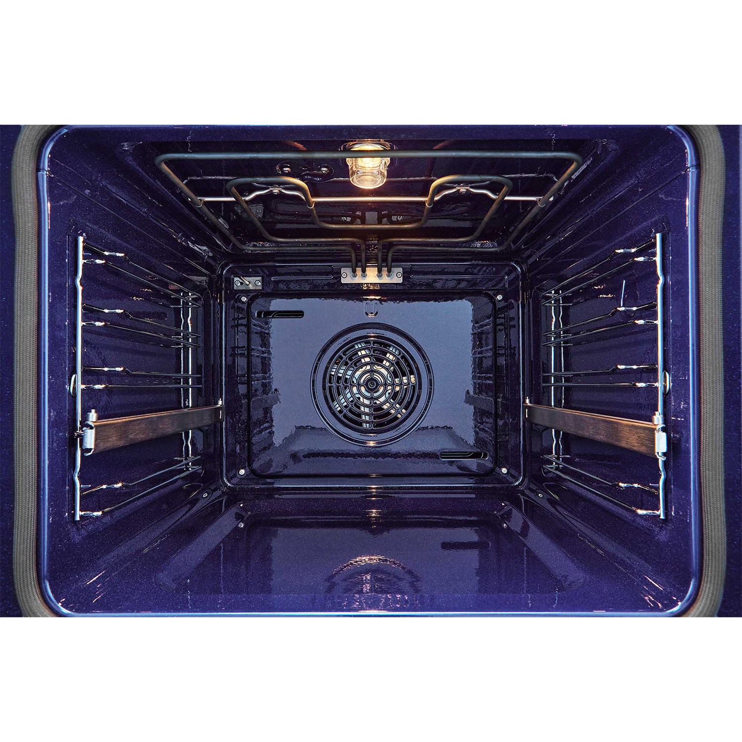 Interno di un forno. Interno blu scuro, con ripiani e una luce in alto al centro.