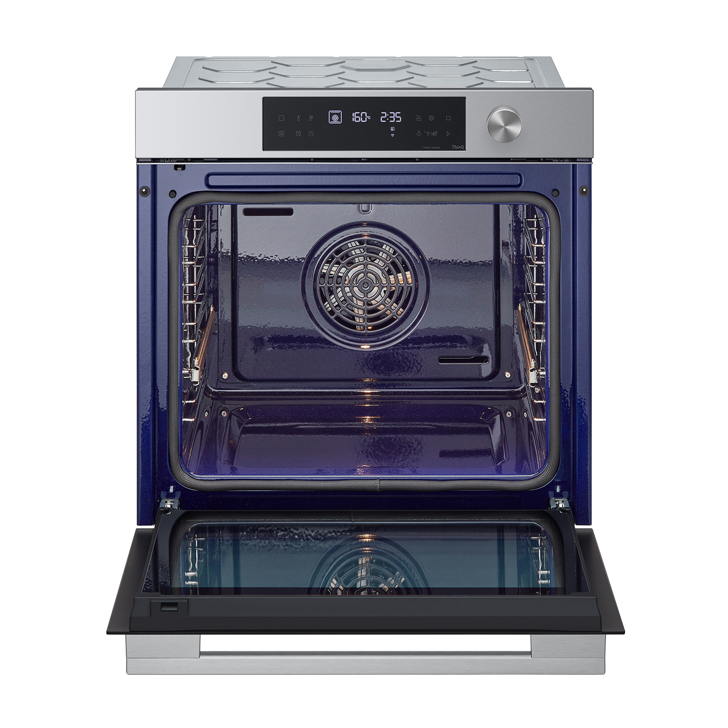 Tre frigoriferi in diverse ambientazioni: cucina, interni moderni e un allestimento colorato.