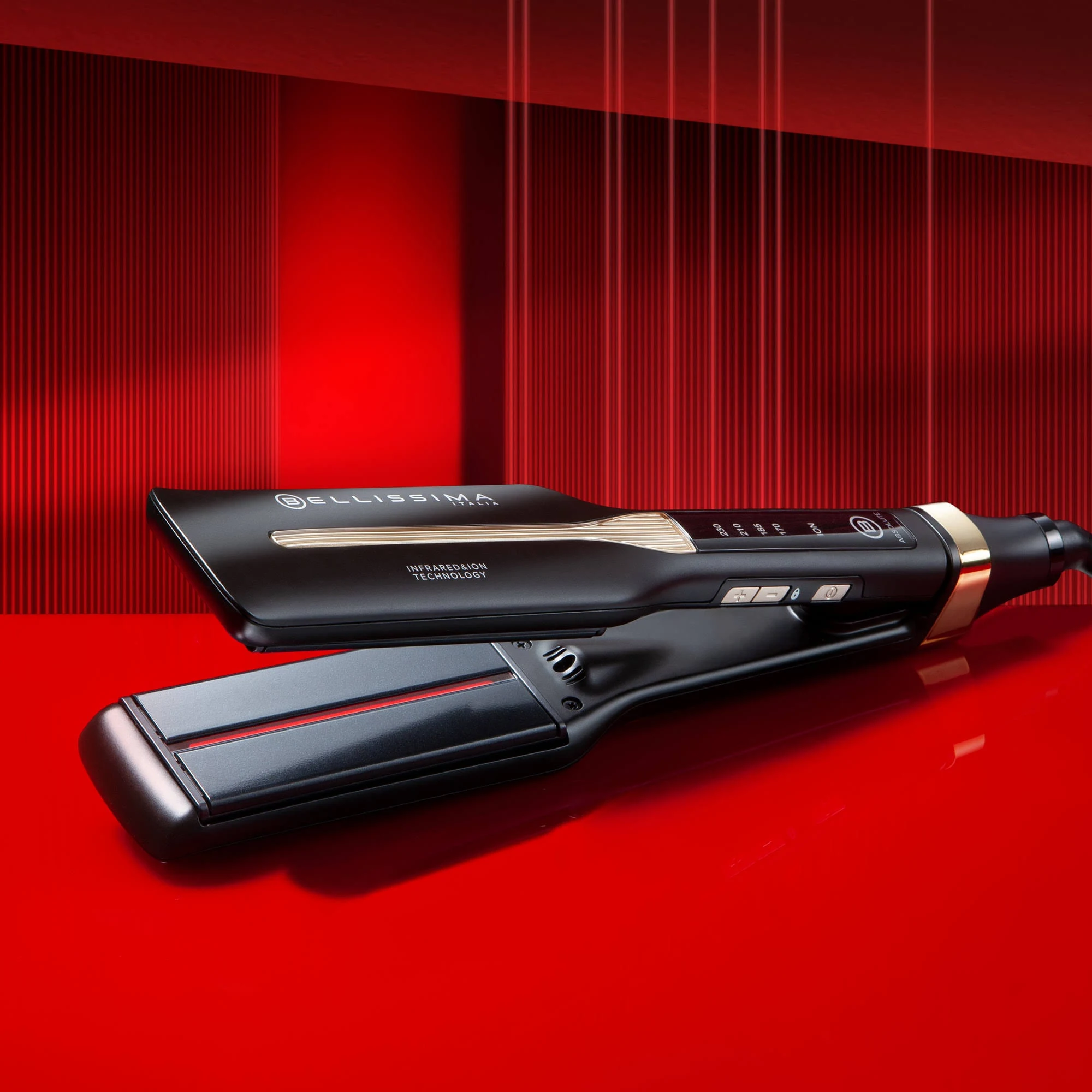 Una plancha de pelo negra sobre un fondo rojo, con detalles dorados.