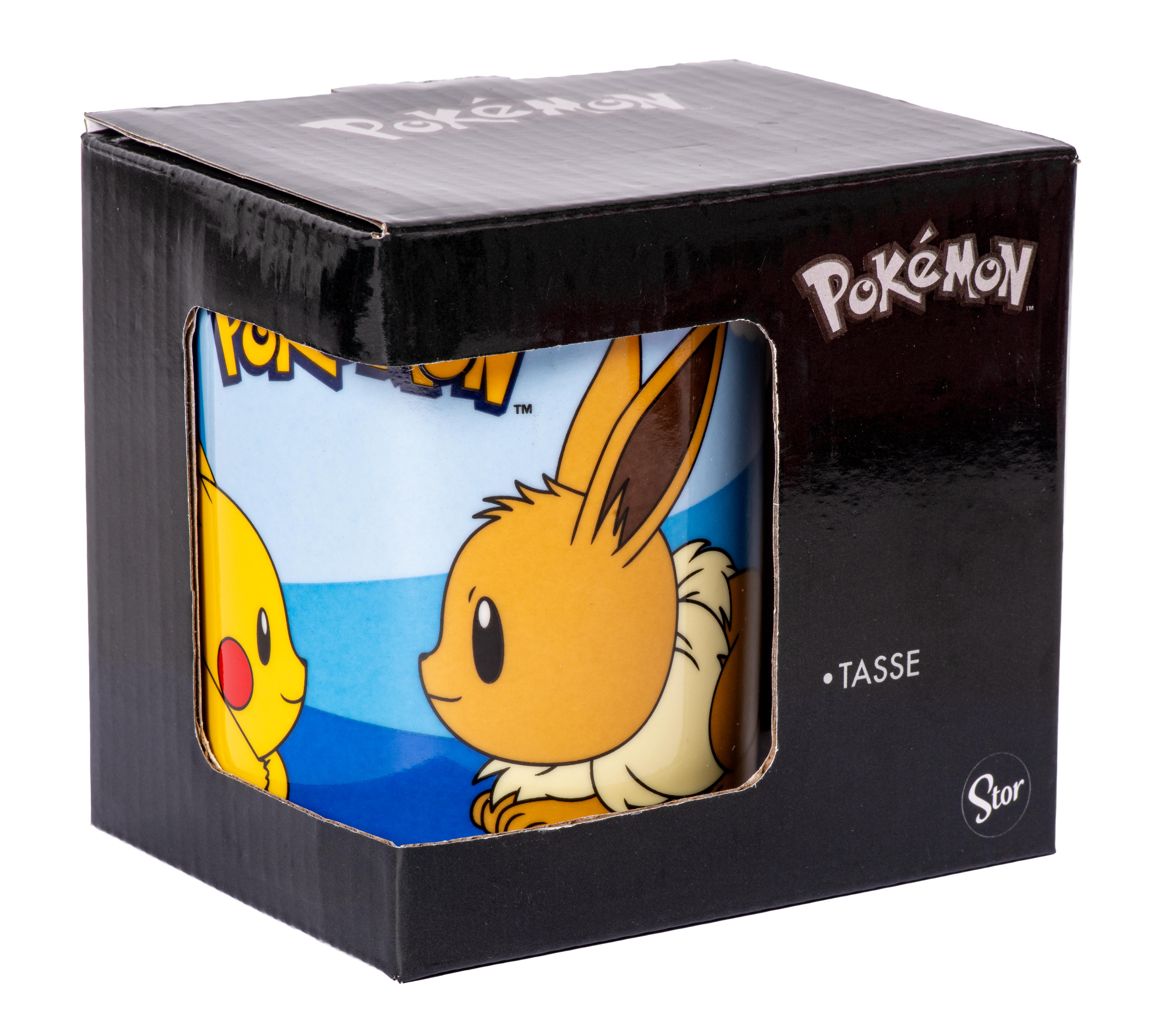 Pokemon-Tasse in einer schwarzen Box, mit Pikachu und Evoli auf dem Design.