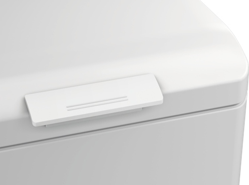 Zbliżenie białego urządzenia z małymi, prostokątnymi drzwiami/uchwytem.