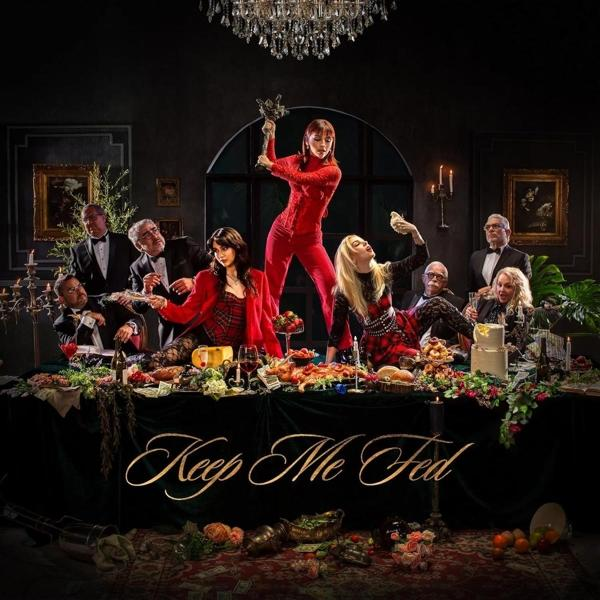 Albumcover mit Leuten an einem Tisch, Essen und Getränken. Eine Frau hält Blumen. Dunkle Umgebung.