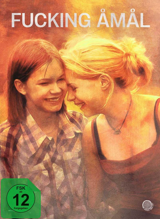 Zwei junge Frauen, die sich auf dem Filmcover anlächeln.