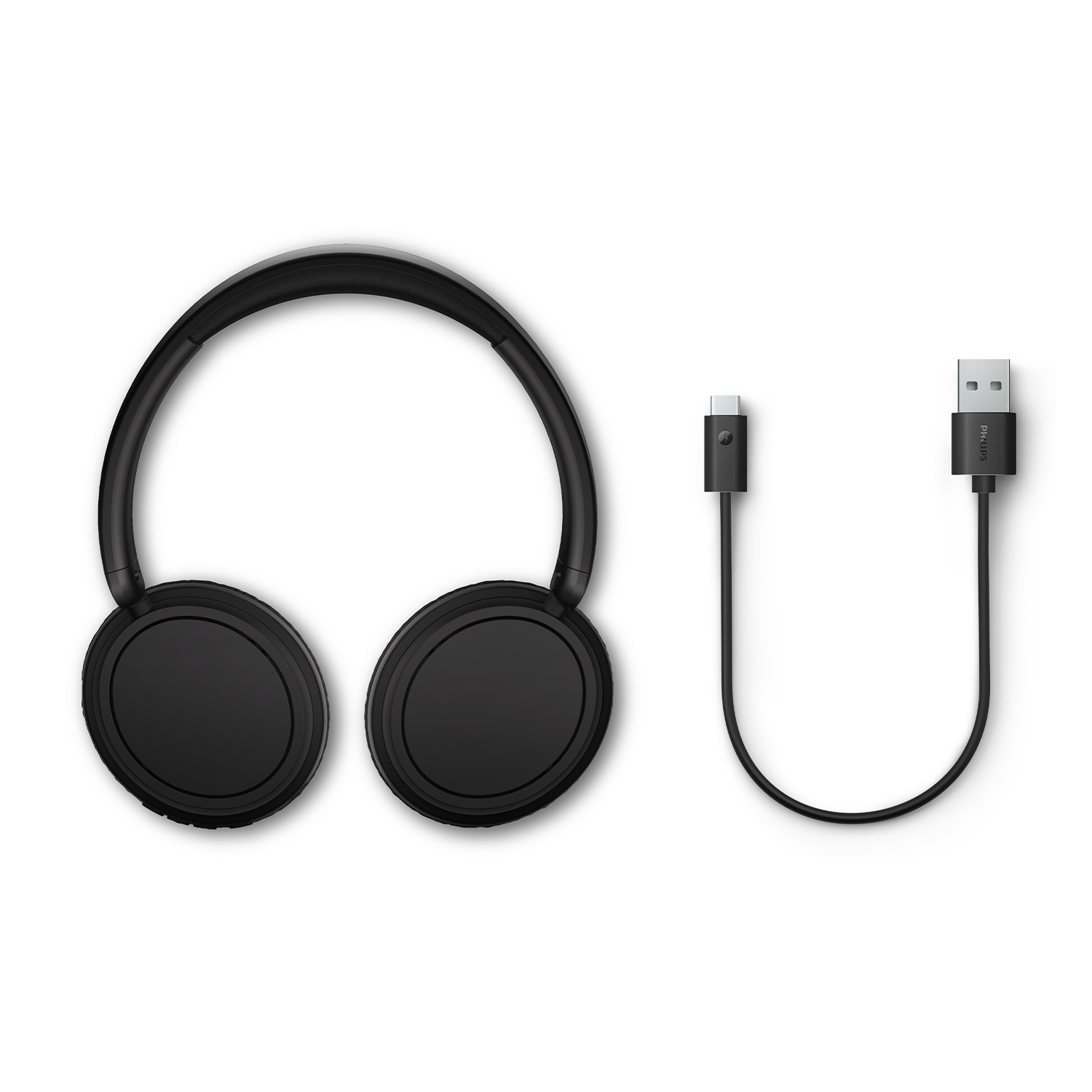 Cuffie nere e un cavo USB-C nero su una superficie bianca. Le cuffie sono wireless.