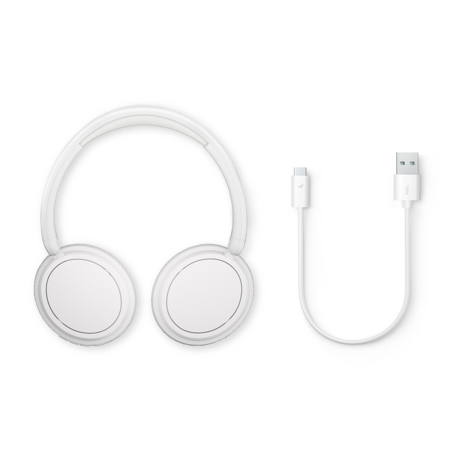 Cuffie bianche e cavo USB-C bianco su superficie bianca.