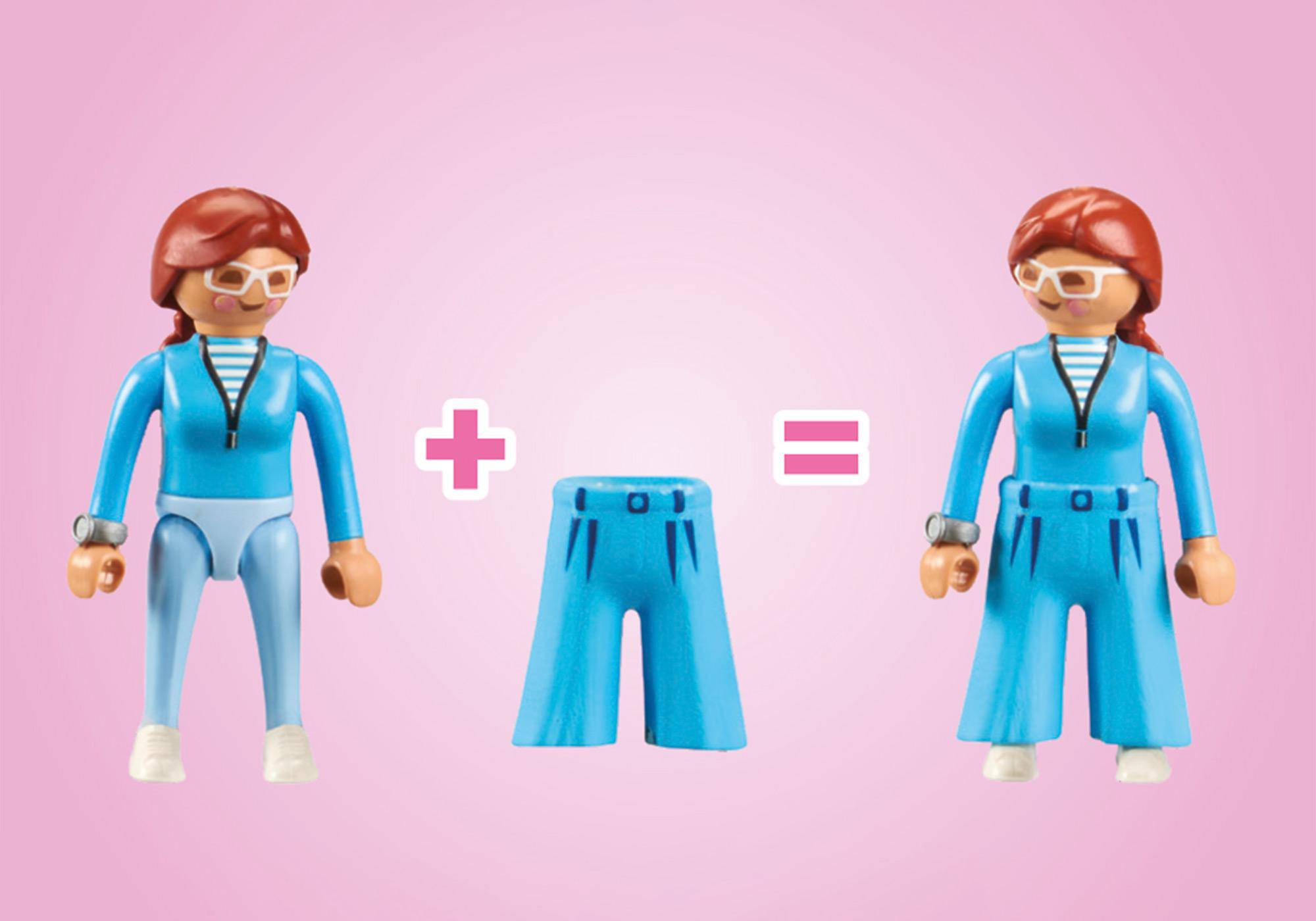 Zwei Spielfiguren: eine mit Hose, die andere mit blauer Hose. Pluszeichen.