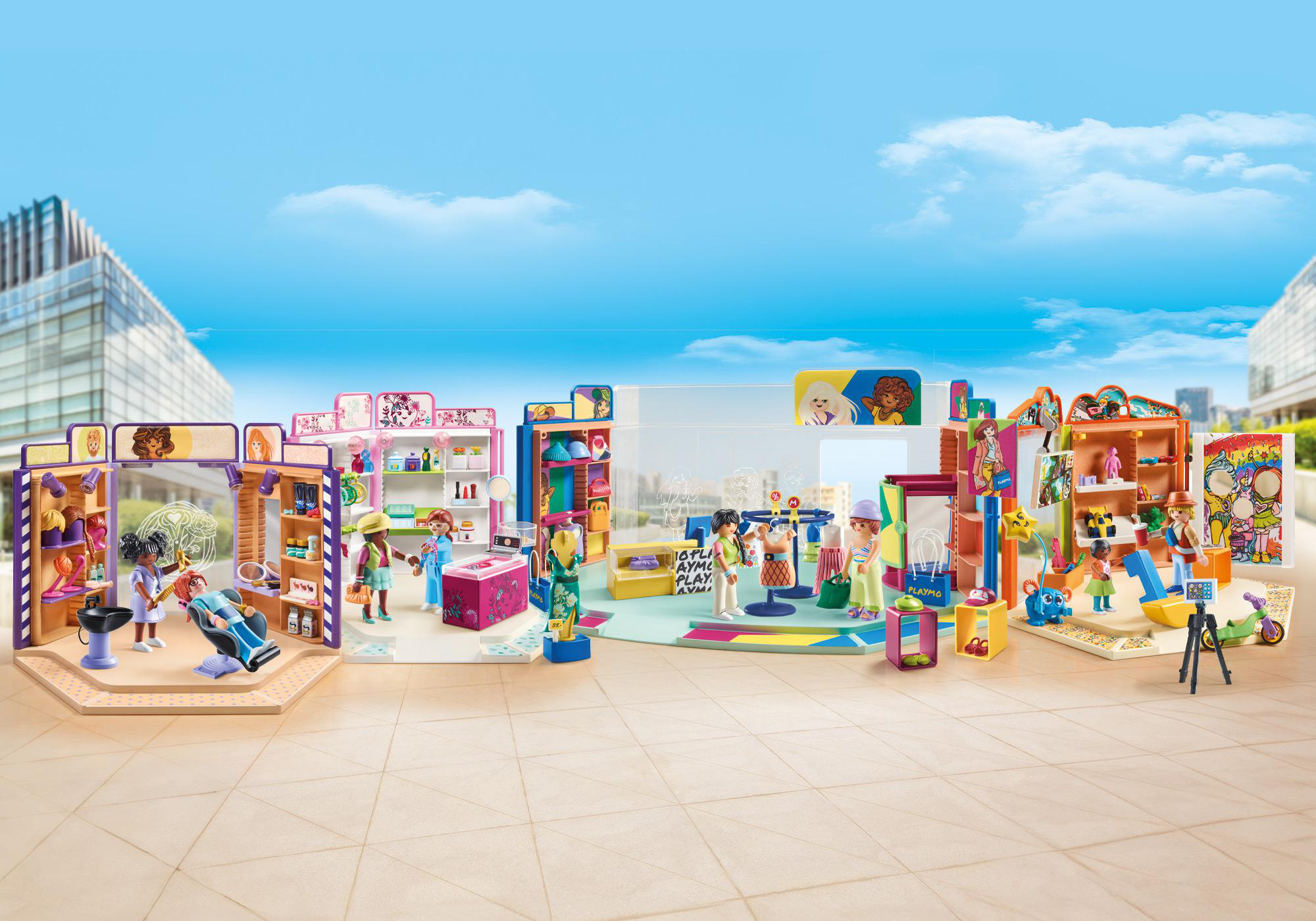 Ein Playmobil-Spielset mit Einkaufszentrum, Figuren und Läden.