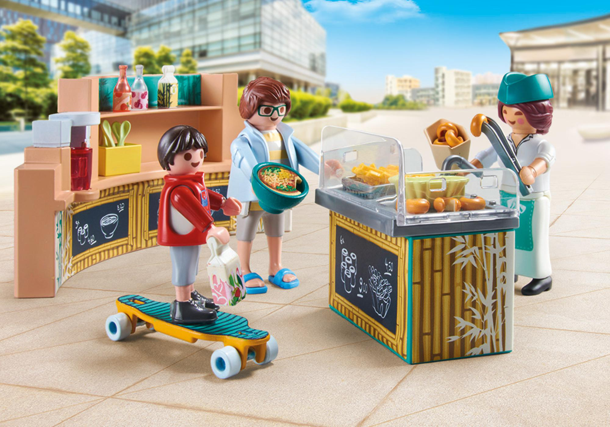 Playmobil-Szene mit Leuten an einem Essensstand und einem Kind auf einem Skateboard.