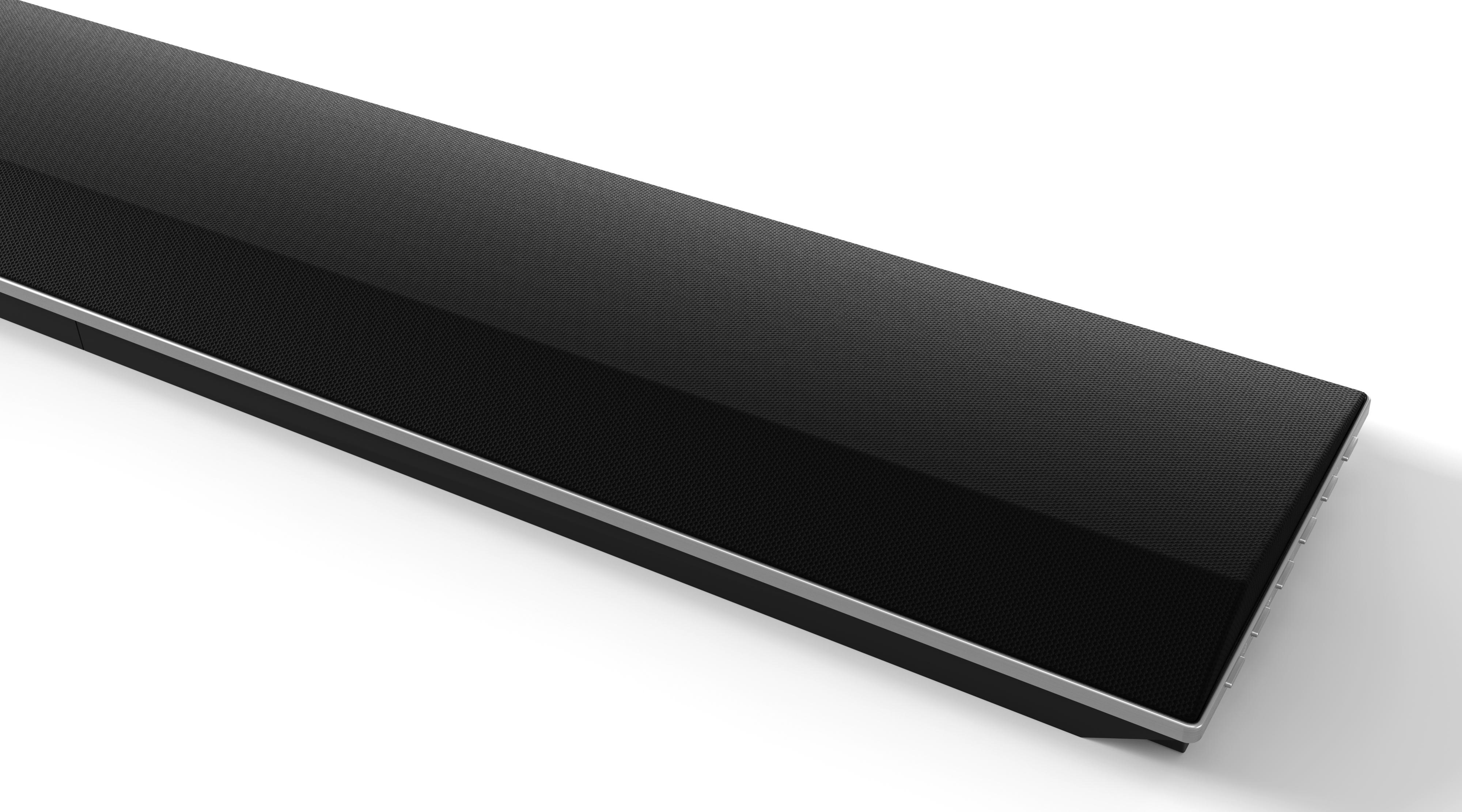 Eine schwarze Soundbar mit silberner Umrandung, auf weißem Untergrund. Die Oberseite ist schwarz.
