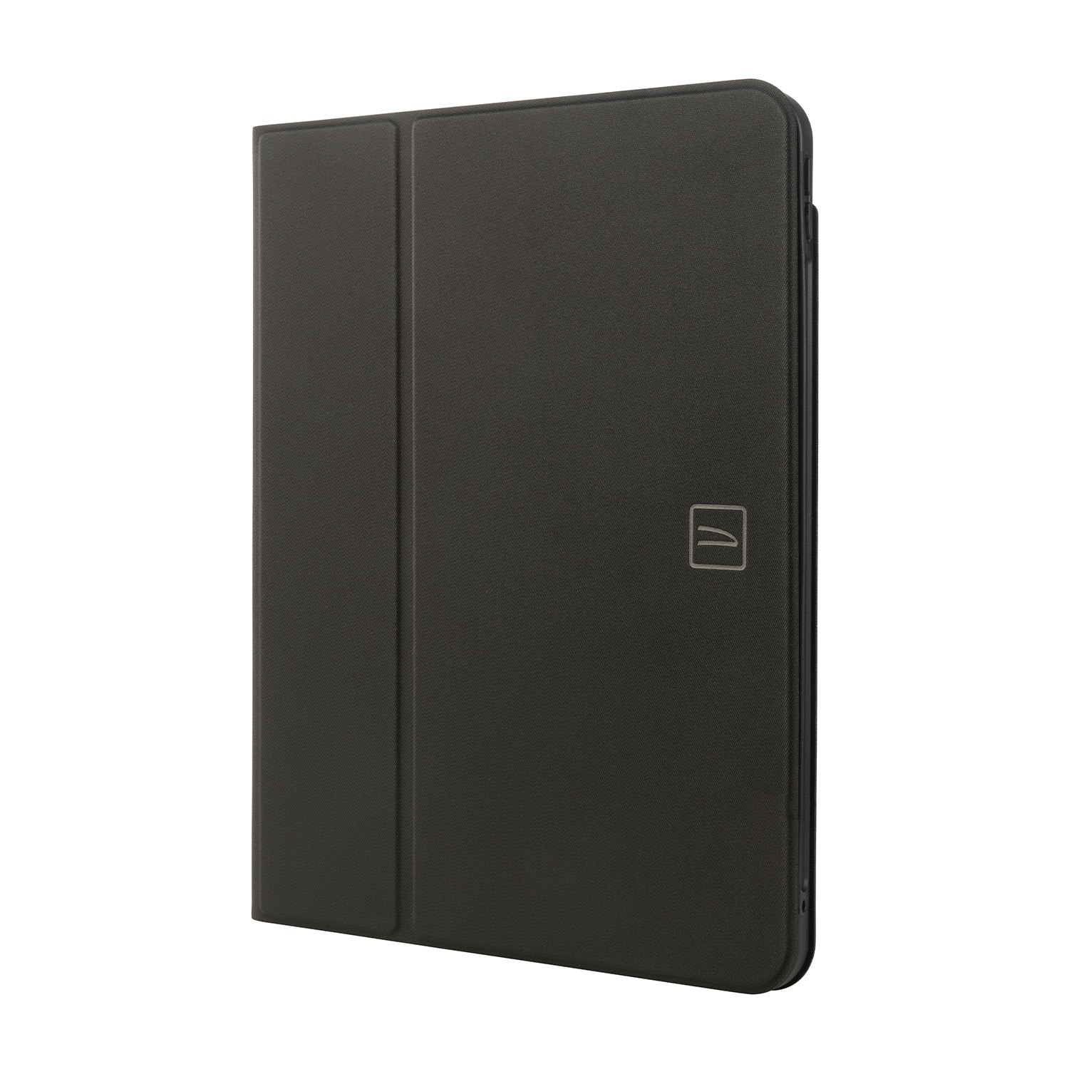 Una custodia per tablet nera chiusa con un piccolo logo nell'angolo in basso a destra.