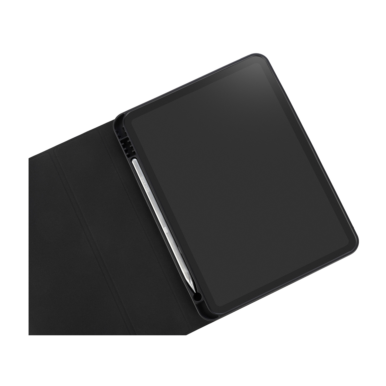 Una custodia per tablet nera aperta con un tablet all'interno. È visibile anche una penna stilo.