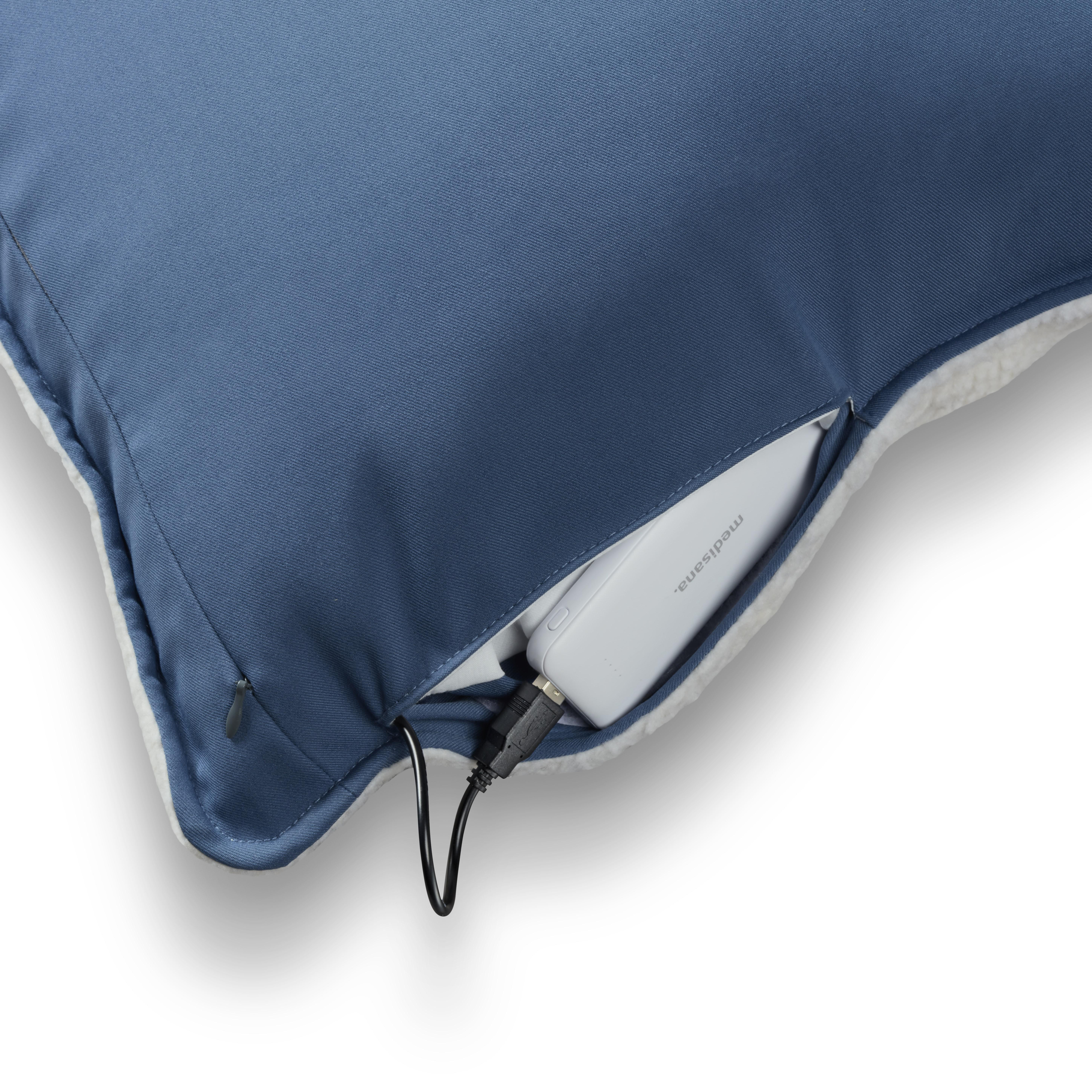 Blaues Kissen mit weißem Rand und einem Ladegerät und Kabel, das daran angeschlossen ist.