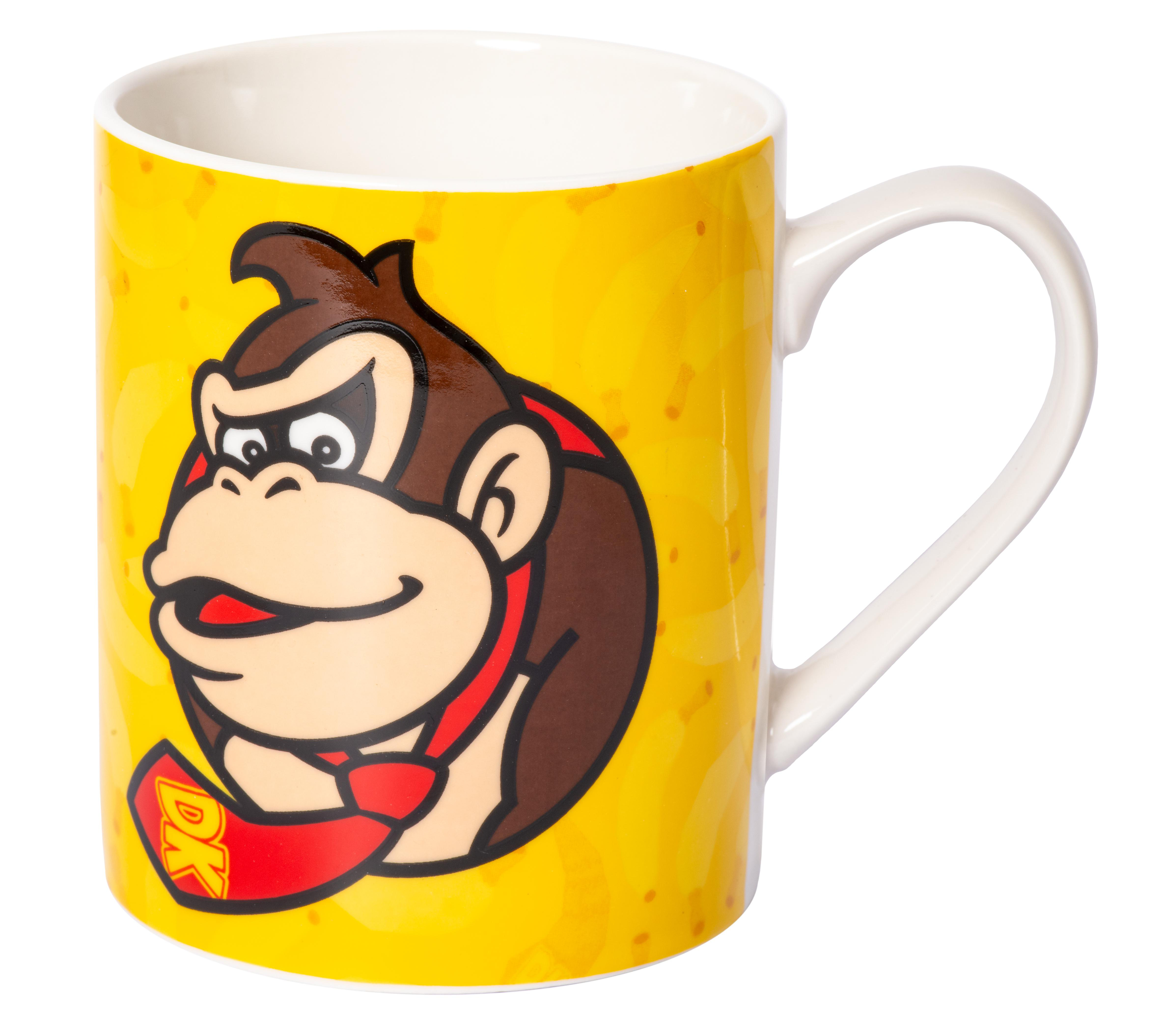 Donkey Kong-Tasse auf gelbem Hintergrund mit dem Donkey Kong-Logo.