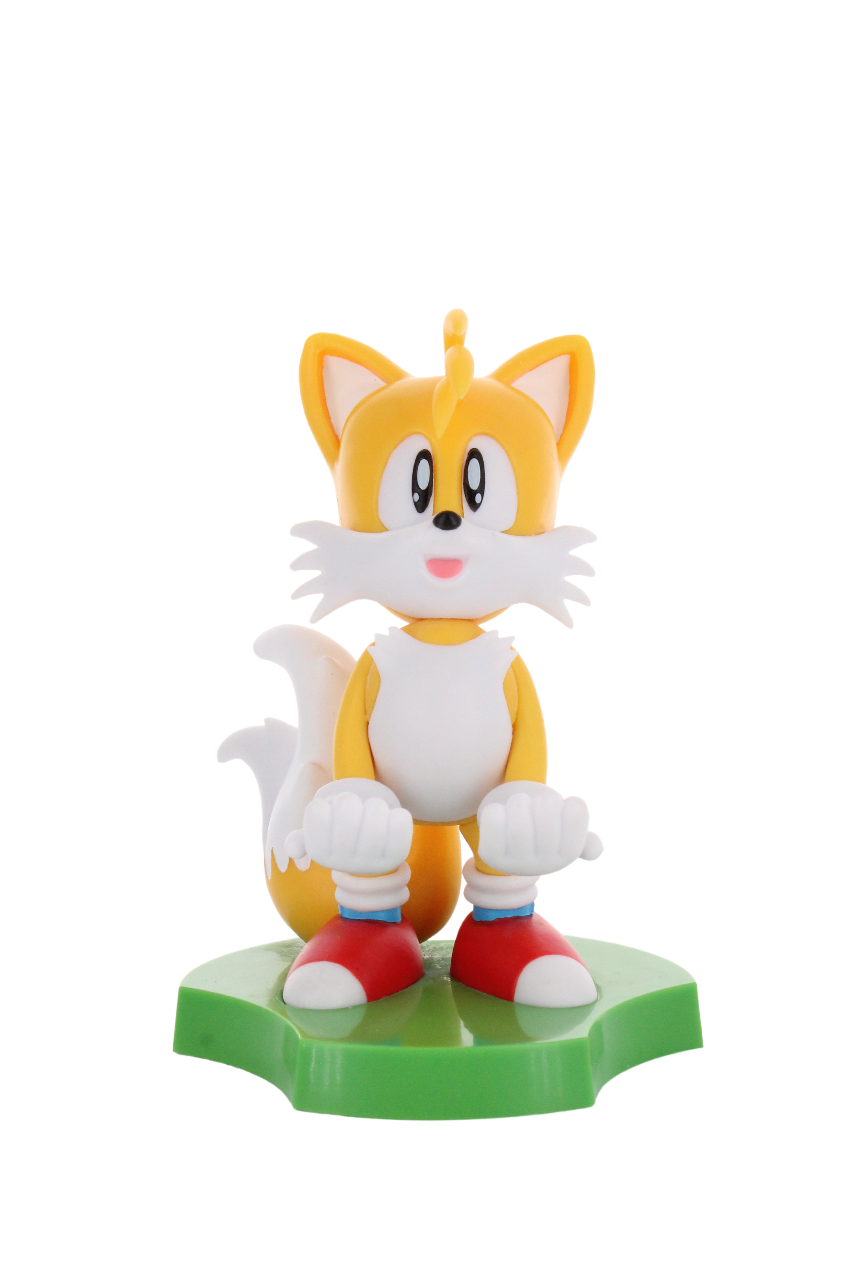 Tails, die Fuchs-Figur, steht auf einer grünen Basis vor weißem Hintergrund.