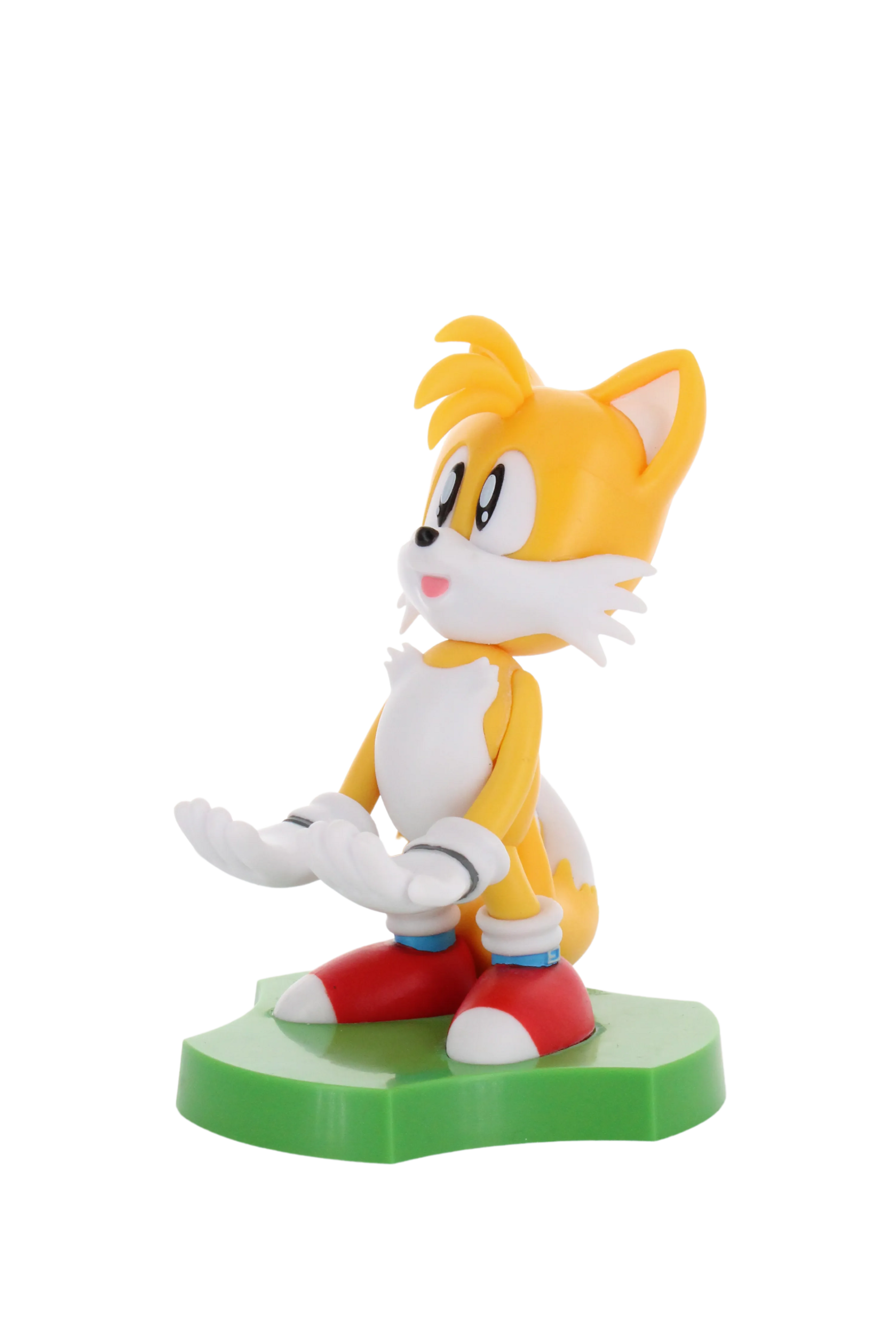 Tails-Figur in einer Pose, auf grünem Sockel.