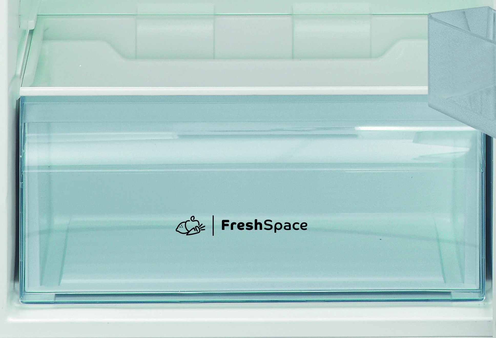 Cajón del refrigerador con el logotipo y el texto FreshSpace.