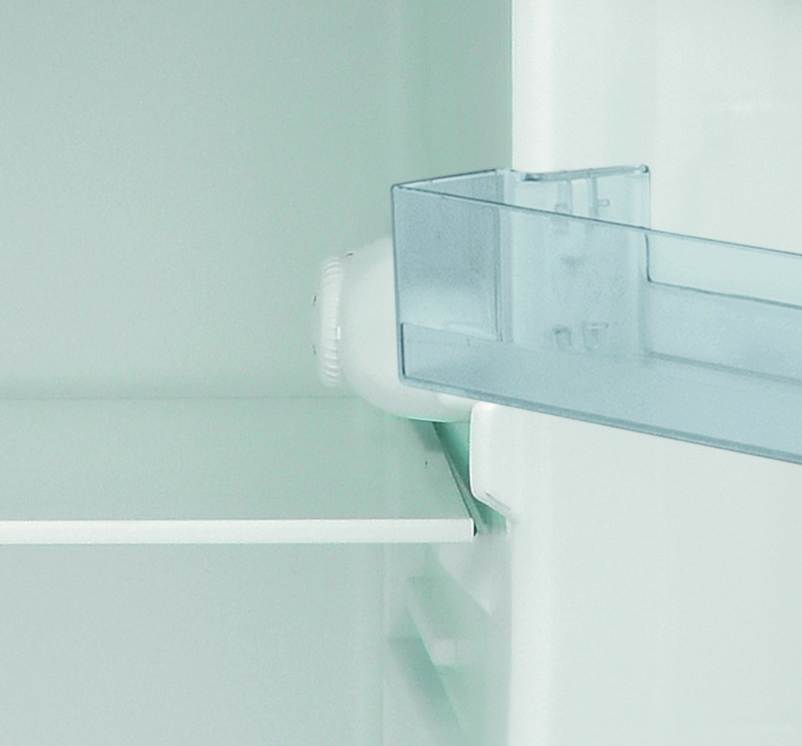 Interior de refrigerador, blanco con estantes y un inserto de estante de plástico transparente.