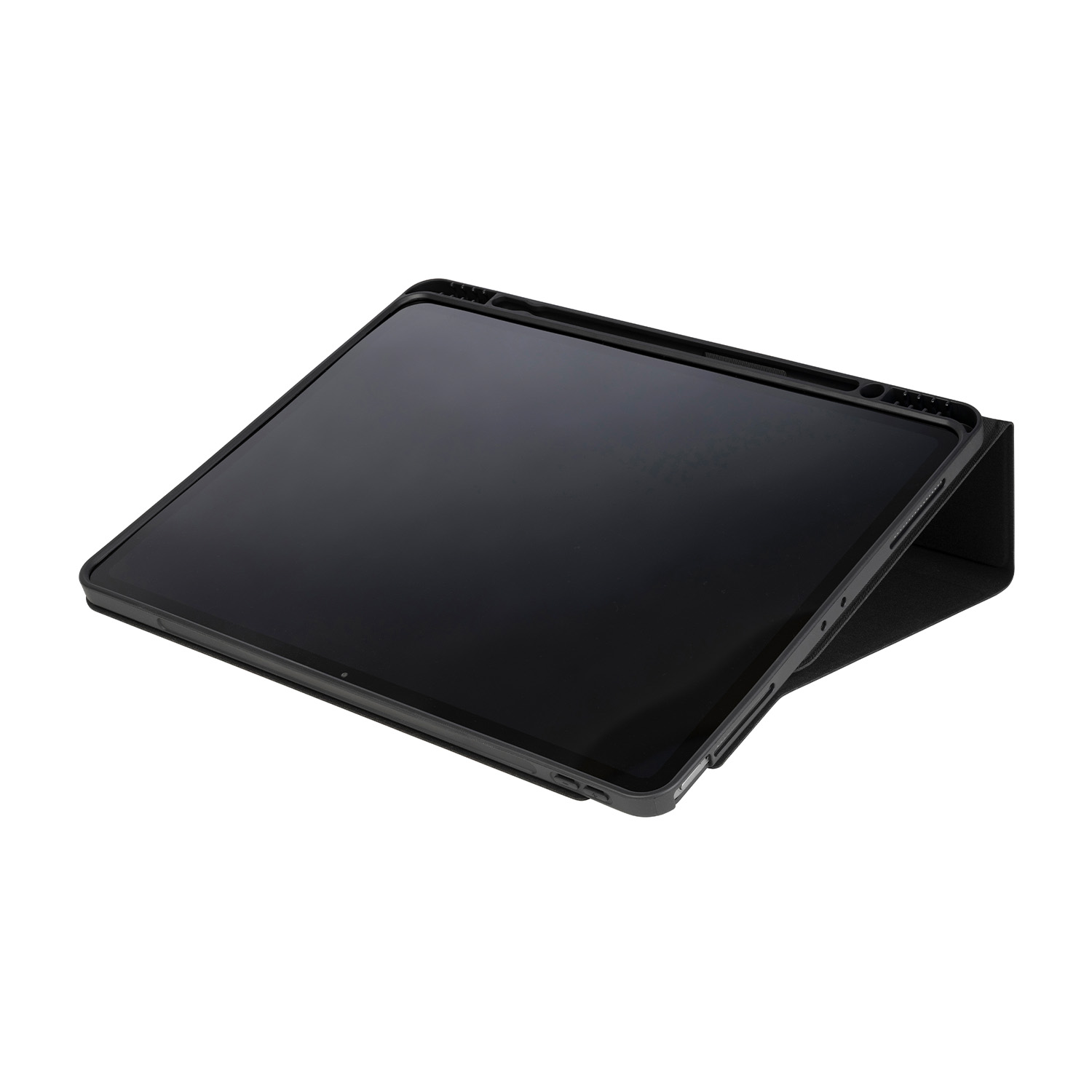 Tablet nero in una custodia nera, leggermente angolato. Lo schermo è scuro, la custodia aperta, su sfondo bianco.