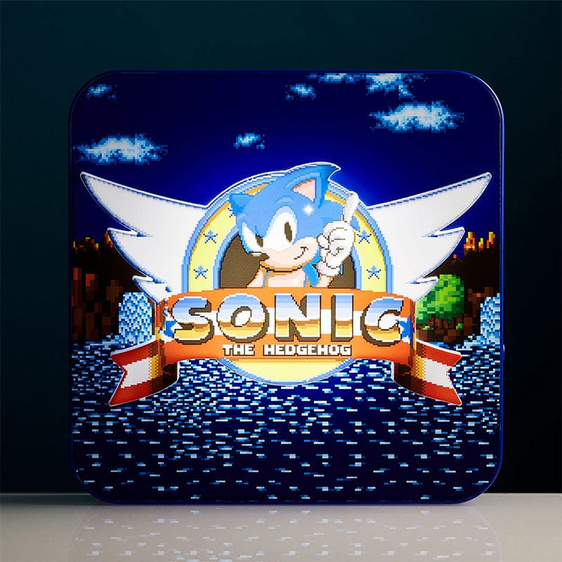 Sonic the Hedgehog Logo auf blauem Hintergrund. Sonic gibt einen Daumen hoch.