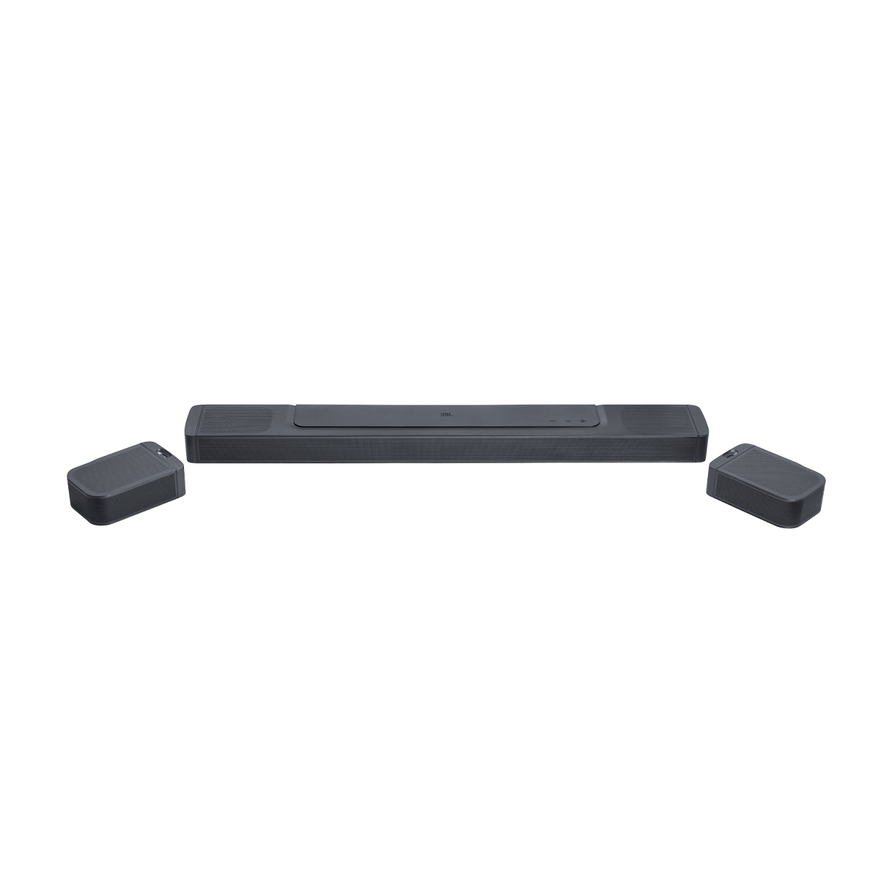 Una barra de sonido negra con dos altavoces satélite, todo sobre un fondo negro.