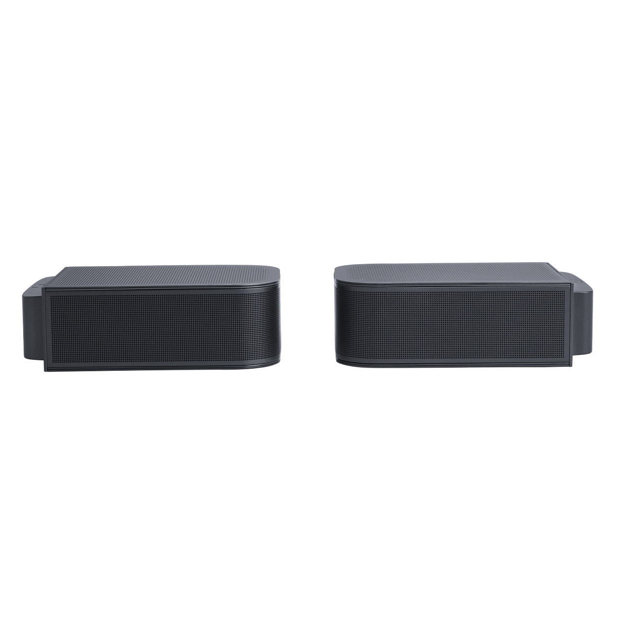 Dos altavoces negros uno junto al otro sobre fondo negro. Cada uno tiene un panel frontal perforado.