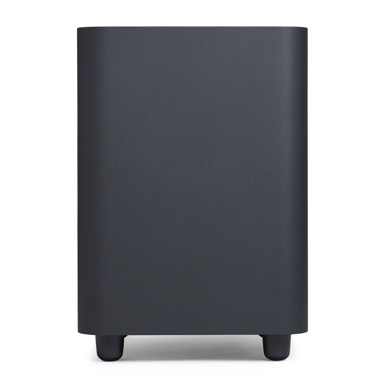 Un subwoofer gris oscuro, de pie sobre patas cortas, contra un fondo blanco. Tiene forma rectangular.