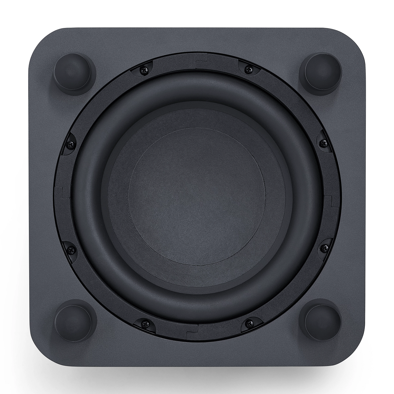 Un subwoofer negro con un altavoz y cuatro patas de goma. El altavoz está en el centro.