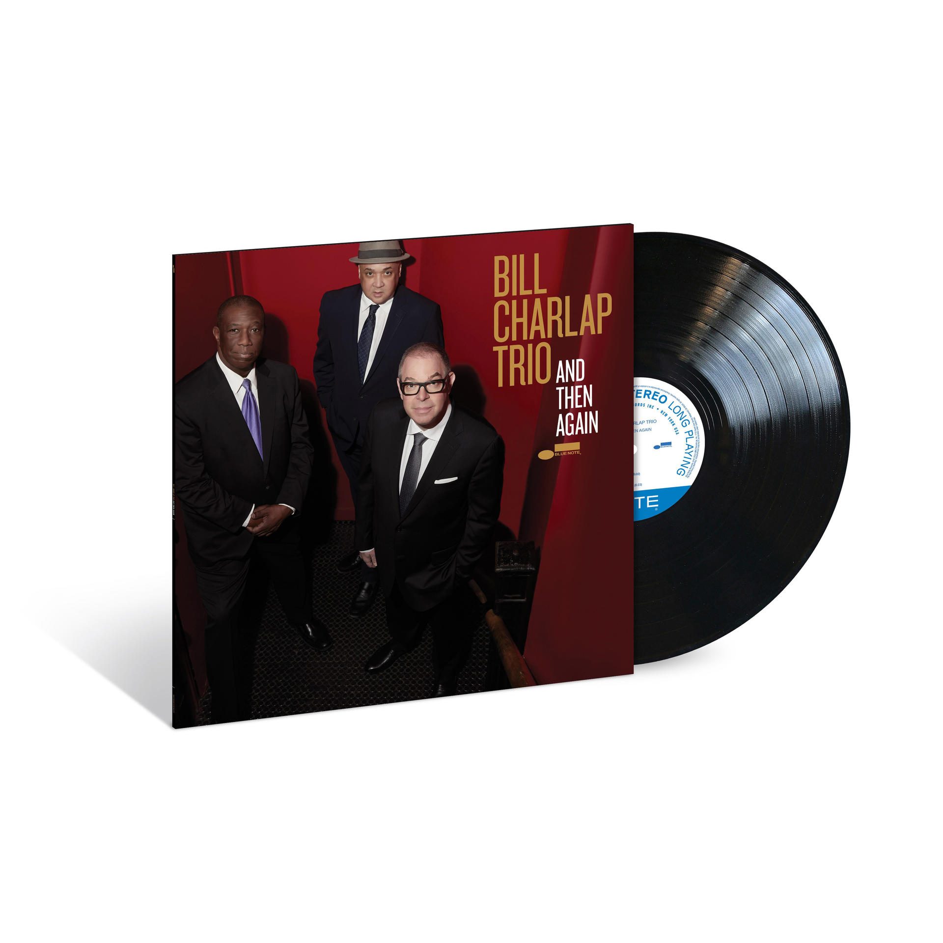 Albumcover und Vinyl-Schallplatte. Drei Männer in Anzügen. Roter Vorhang im Hintergrund.