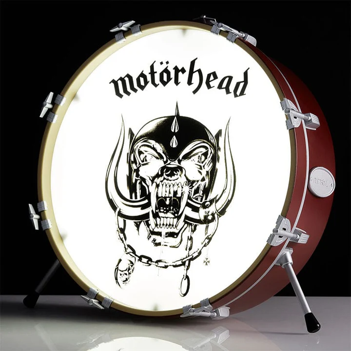 Ein Schlagzeugfell mit dem Motörhead-Logo. Die Trommel ist rot mit Chrom-Hardware.