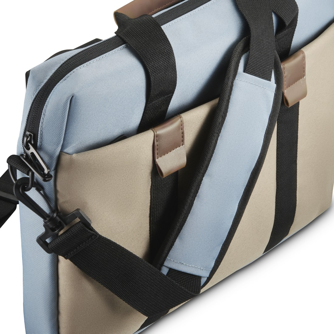 Eine blaue und beige Laptop-Tasche mit schwarzen Trägern und einem Griff.