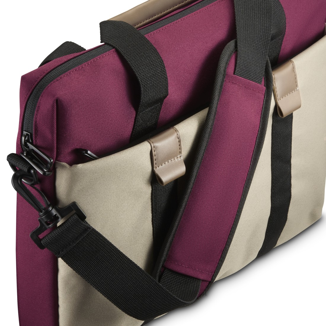 Burgunderrote und beige Laptop-Tasche. Schwarzer Schultergurt und Griff. Nahaufnahme.
