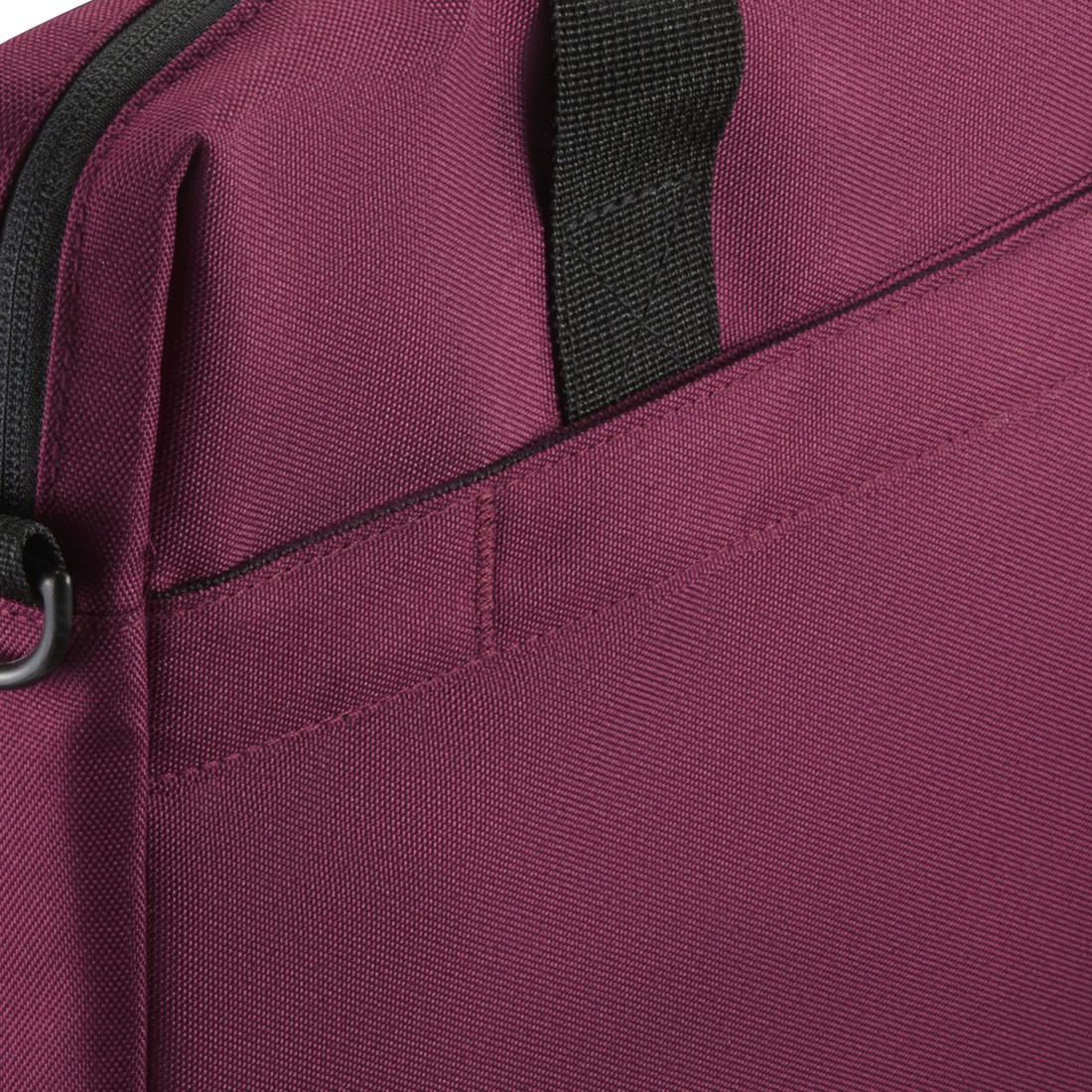 Nahaufnahme einer weinroten Reisetasche mit schwarzem Riemen und Nahtdetails.