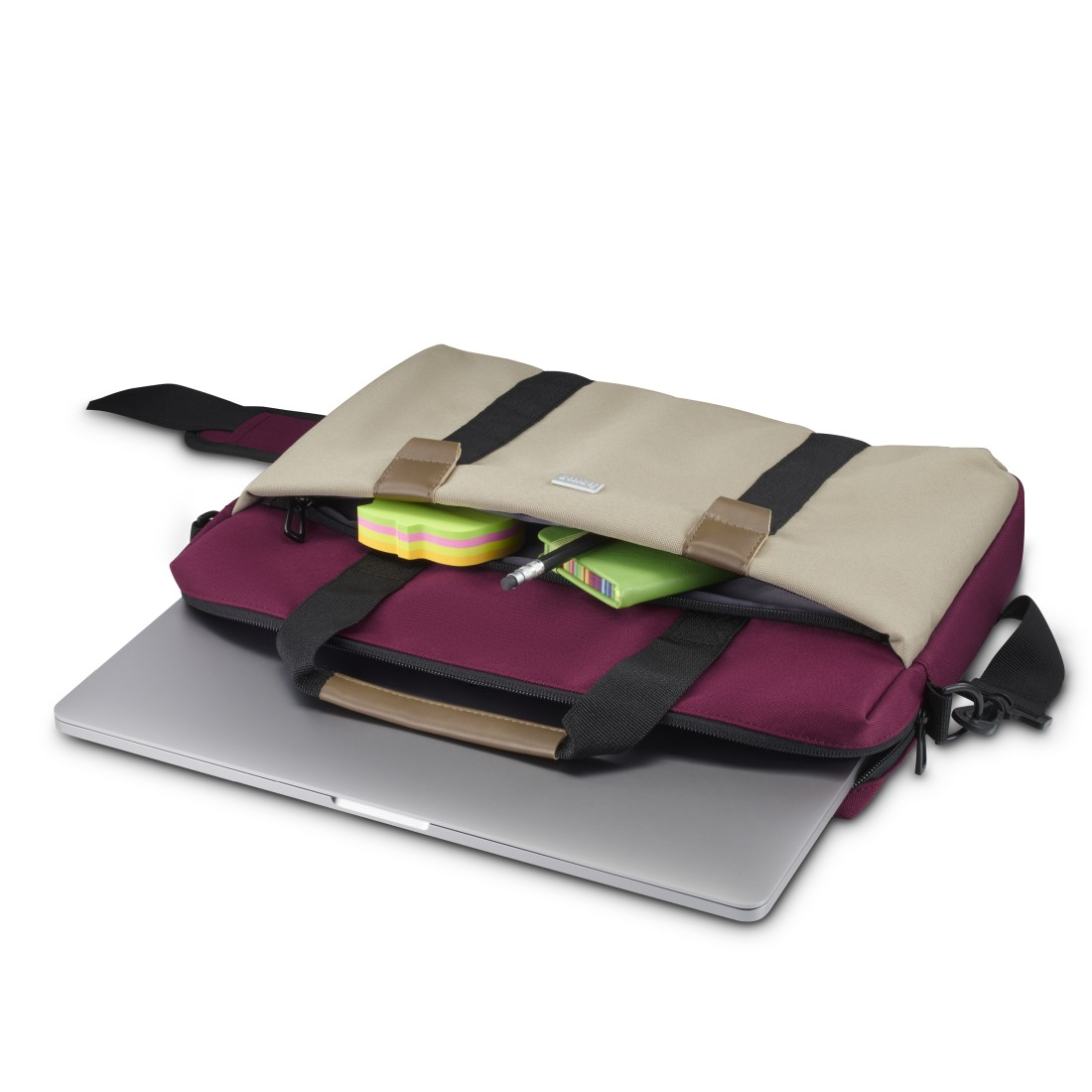 Laptop und Schreibwaren in einer weinroten und beigefarbenen Messenger-Tasche.