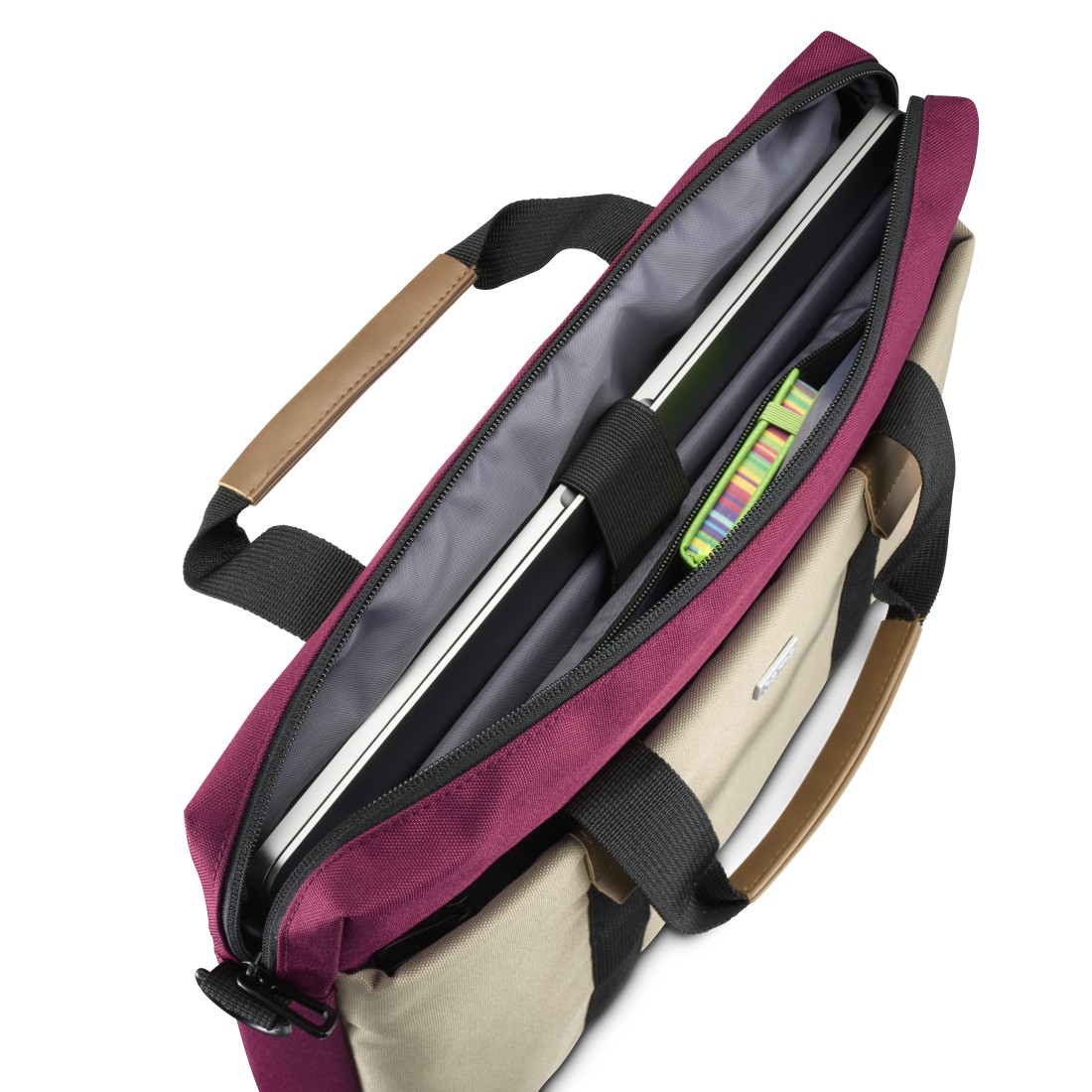 Ein Laptop in einer weinroten und beigefarbenen Laptoptasche. Die Tasche ist offen, Laptop und Tasche sind sichtbar.