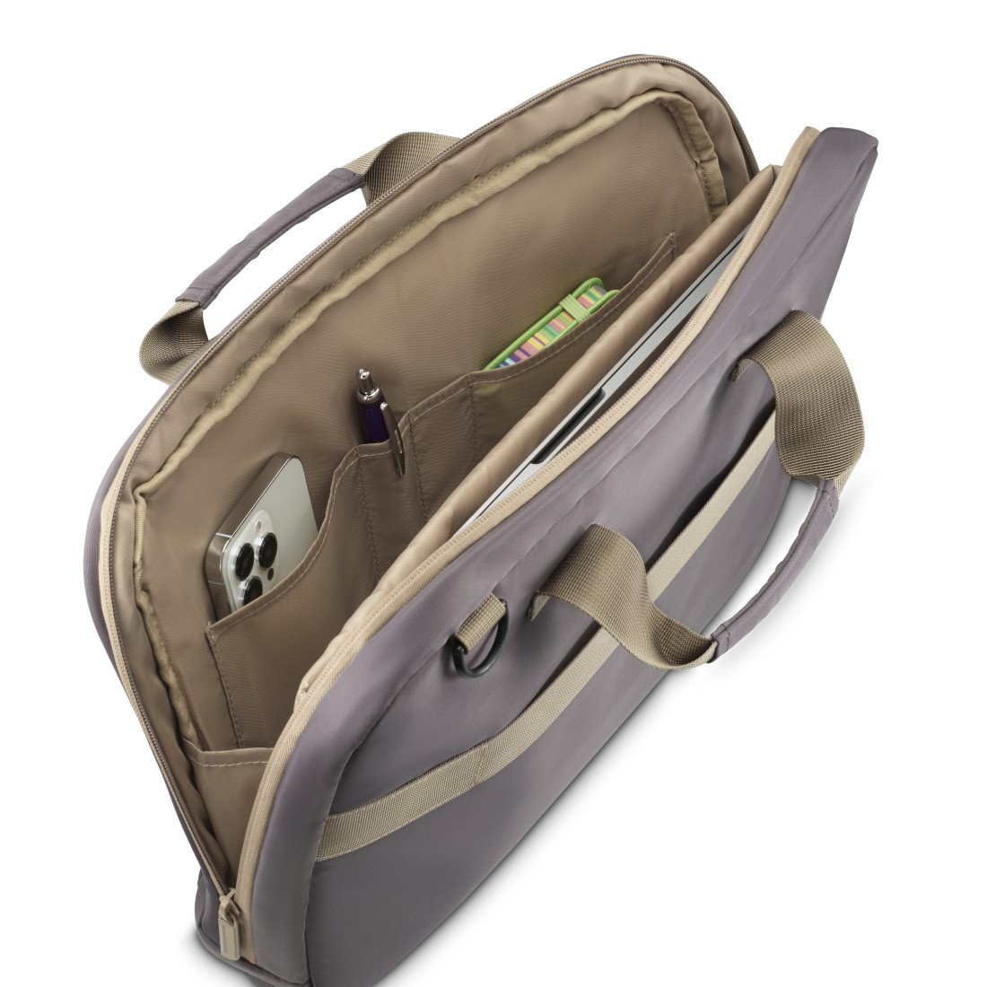 Eine Laptoptasche mit Laptop und anderen Gegenständen auf weißem Hintergrund.
