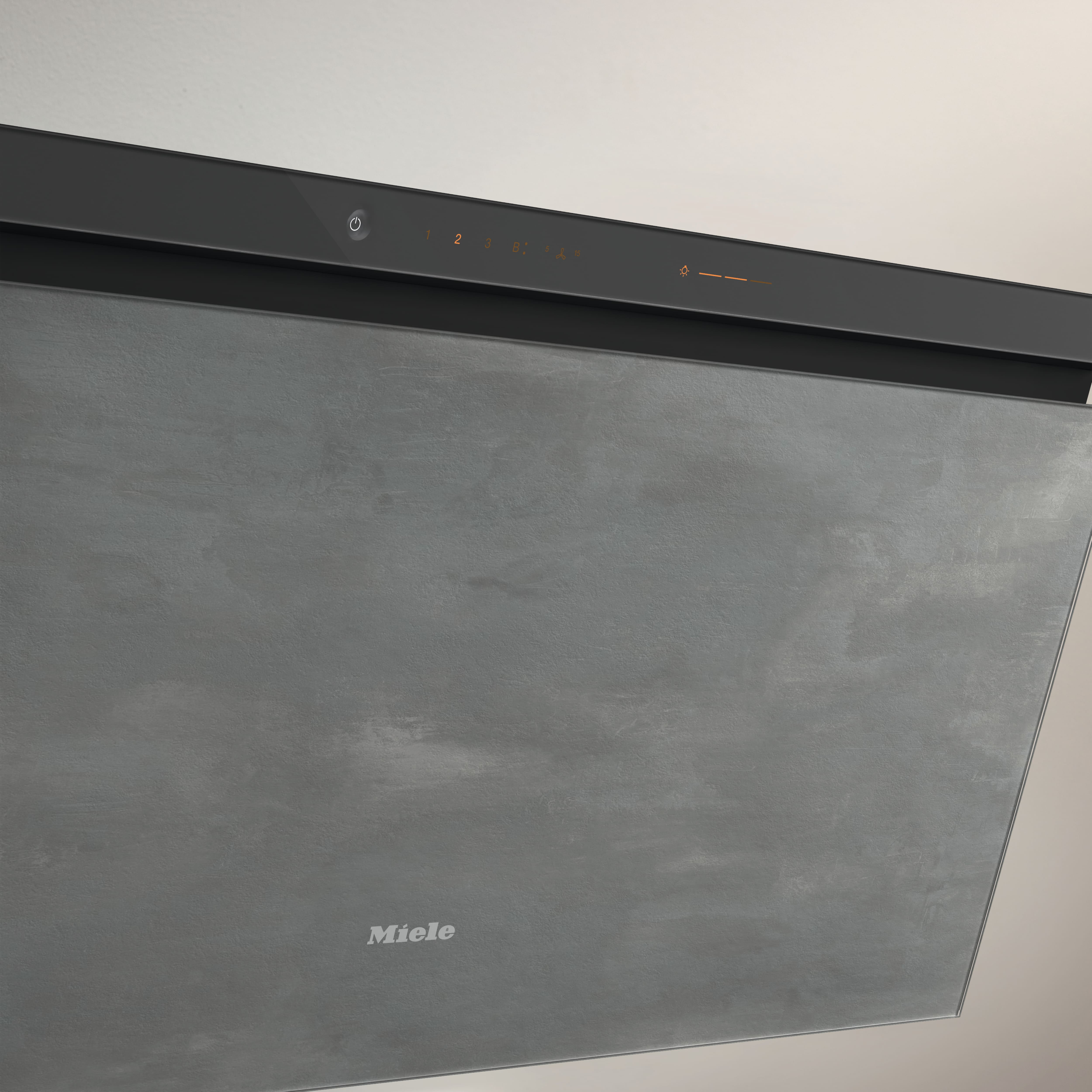 Grauer Dunstabzug mit Miele-Logo und digitaler Steuerung.
