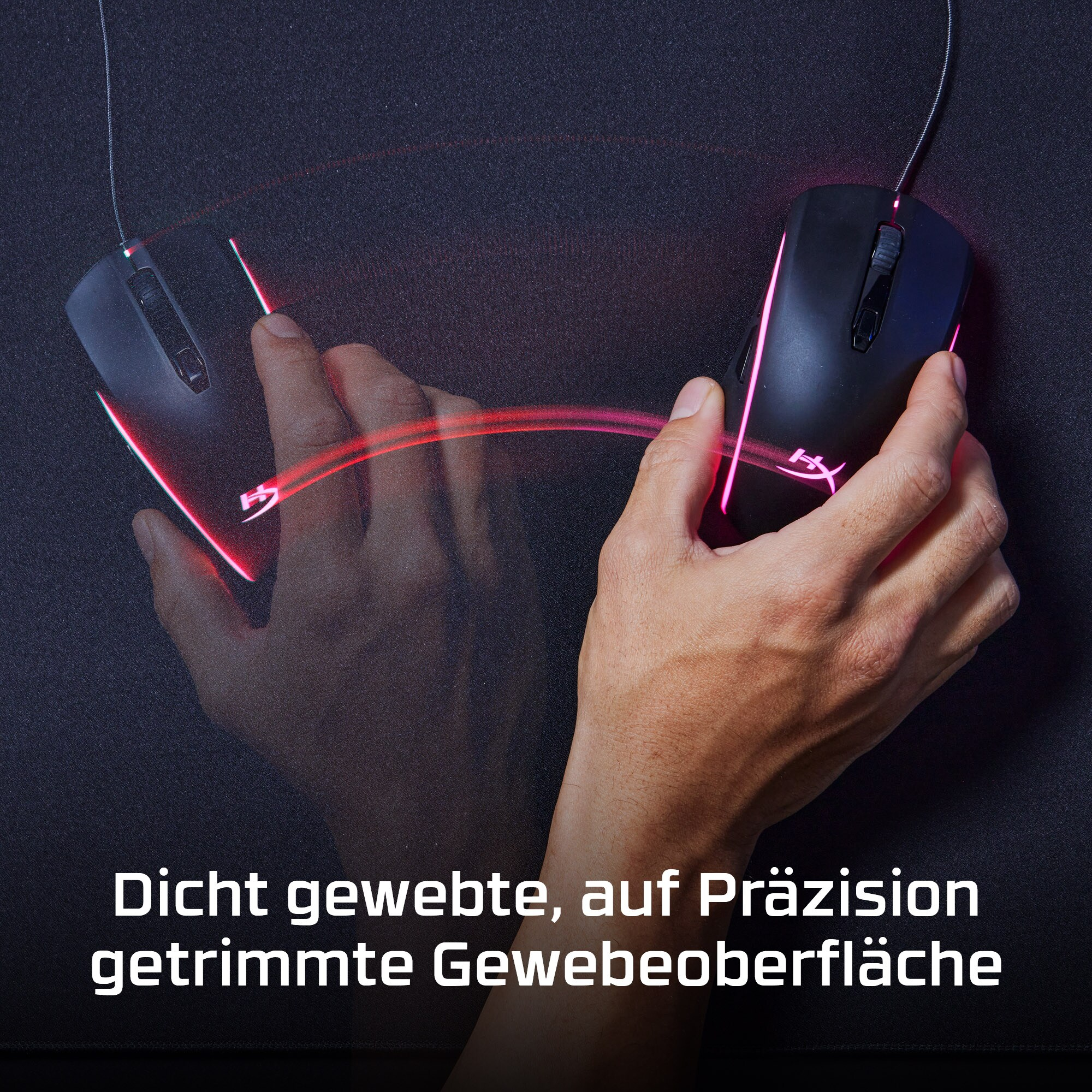Die Hand einer Person benutzt eine schwarze Computermaus auf einem Mauspads.