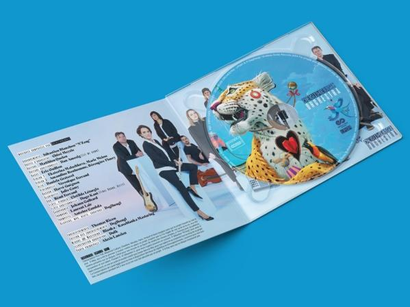 Eine CD-Hülle mit einer Band im Inneren. Die CD hat eine Jaguar-Illustration.