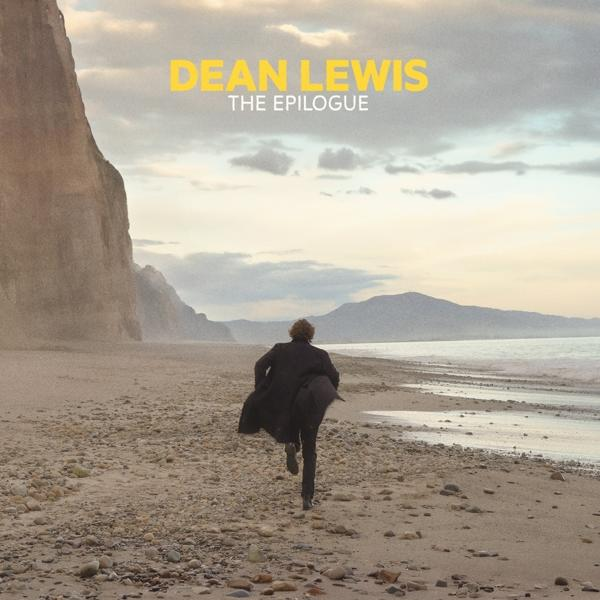 Dean Lewis Albumcover. Mann in schwarzem Mantel rennt am Strand zum Meer, gelber Text oben.