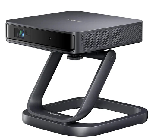 Ciemnoszary projektor na statywie. Projektor ma obiektyw, a statyw zakrzywioną konstrukcję.