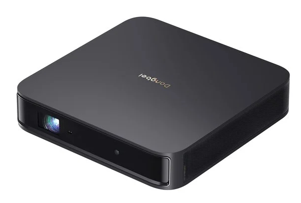 Czarny, kwadratowy projektor na białym tle. Projektor ma obiektyw i kratkę głośnika.