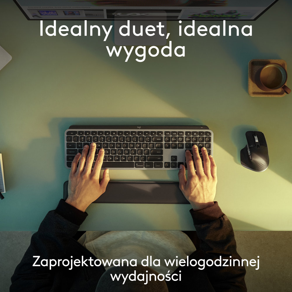 Ręce piszące na klawiaturze z myszą.