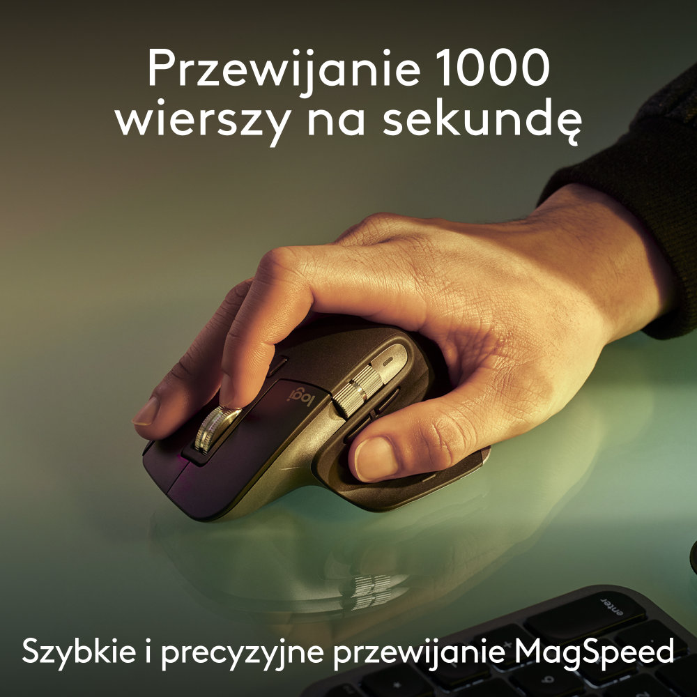 Ręka osoby używająca czarnej myszy Logitech obok klawiatury. Tekst mówi: 'Szybkie przewijanie'.