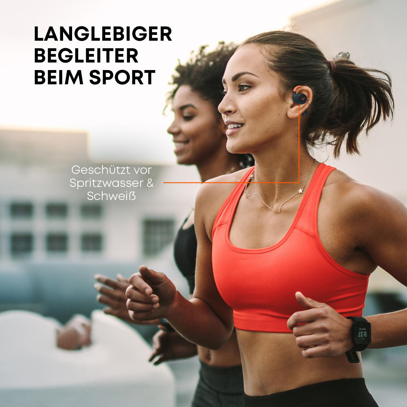 Zwei Frauen laufen, tragen Sport-BHs und Ohrhörer. Eine hat eine Uhr. Text: Langlebiger Begleiter beim Sport. Geschützt vor Spritzwasser & Schweiß.