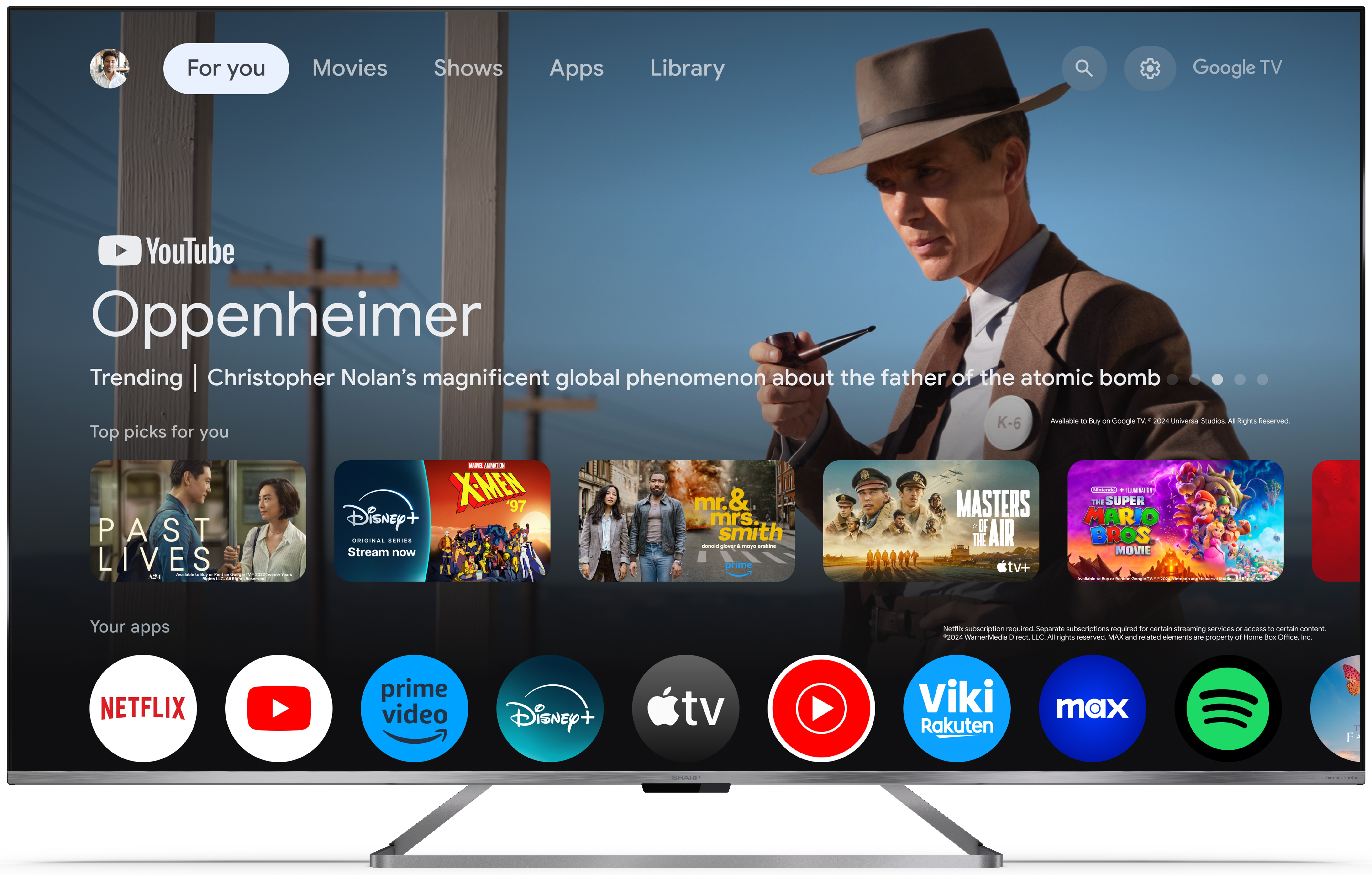 Ekran telewizora pokazujący film Oppenheimer, ikony aplikacji do strumieniowania i mężczyzna w kapeluszu.