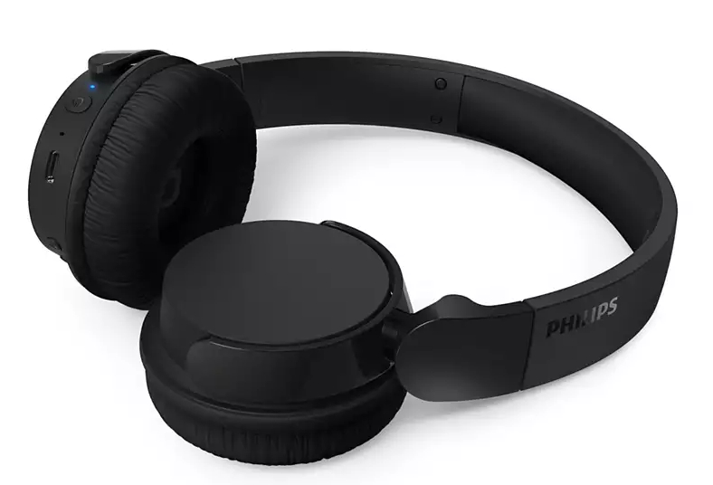 Czarne słuchawki na białej powierzchni, z widocznym logo Philips i przyciskami sterowania.